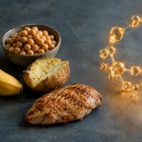 Muz, nohut, patates ve tavuk ile yanında yükselen ışıldayan B6 vitamini molekül yapısı
